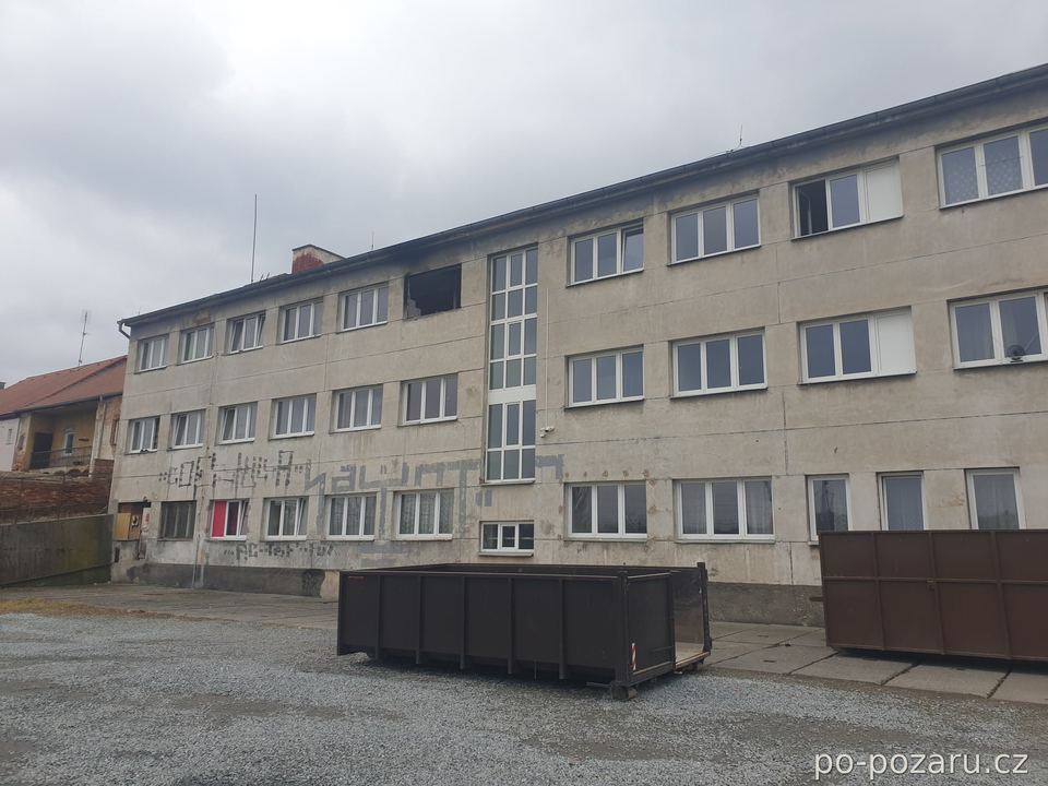 Tepelné poškození otvoru a fasády železobetonového skeletu.