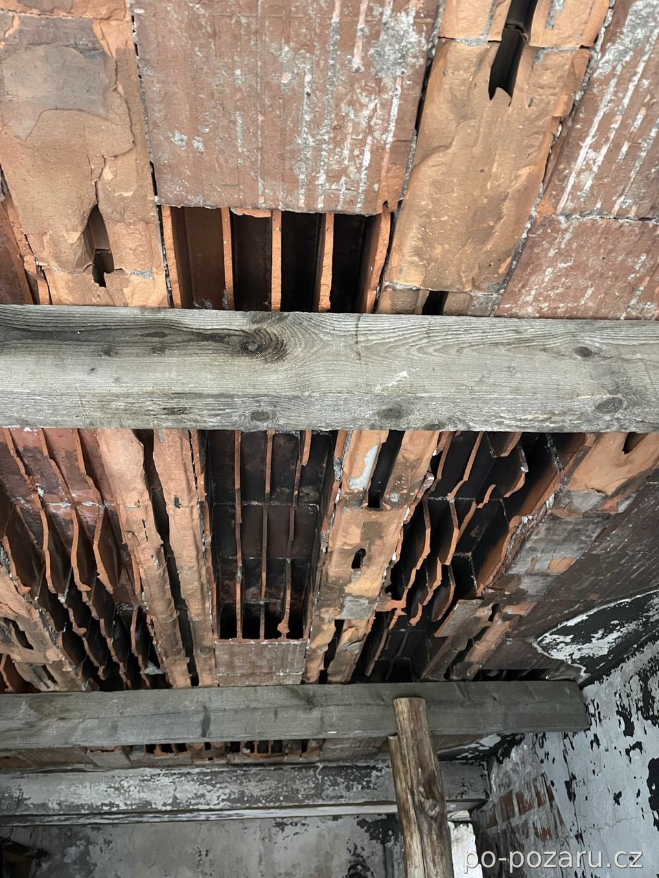 Detail požárem poškozeného hurdis stropu s dřevěným pažením.