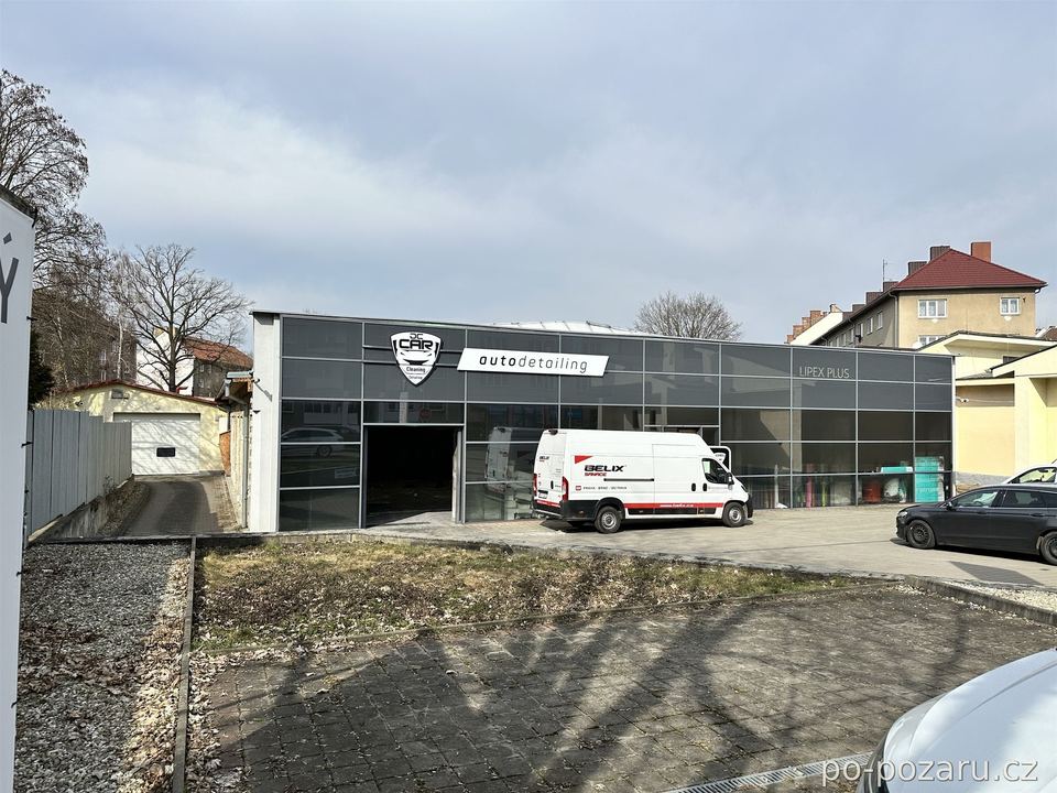 Objekt se železobetonovými sloupy a stěnami po lokálním tepelném zatížení střechy.