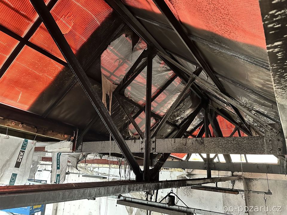 Ohořelý ocelový příhradový vazník nosné střešní konstrukce po požáru