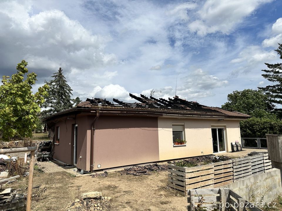 Přízemní zděný dům s vyhořelými dřevěnými vazníky a zřícenou střešní krytinou.
